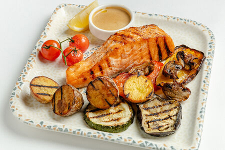 Стейк лосося с запеченными овощами