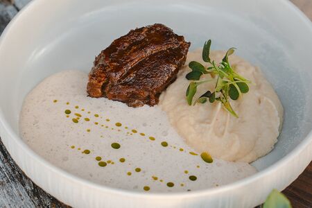 Говяжьи щечки с пюре из корня сельдерея