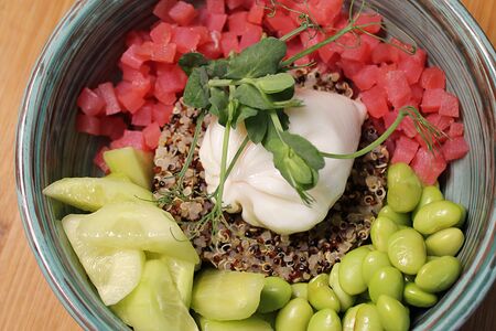 Боул с киноа и тунцом