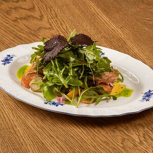 Салат с форелью и яйцом пашот