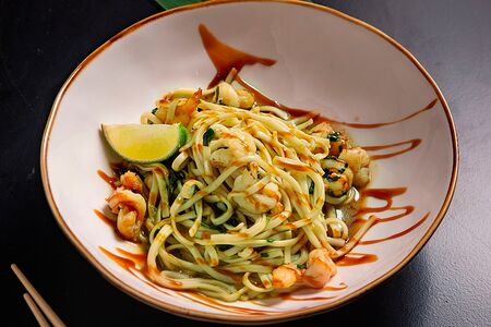 Удон с креветками и шпинатом