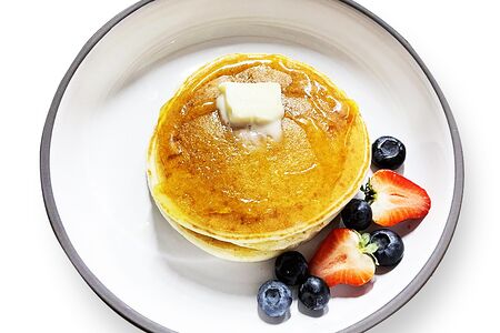 Панкейки с медом и свежими ягодами