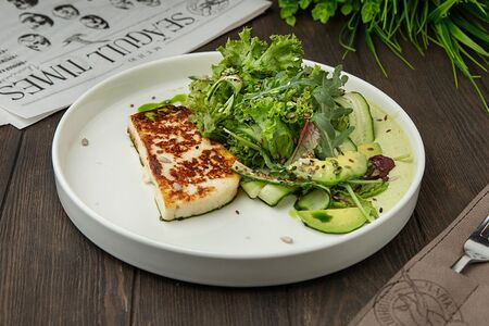 Салат с жареным сыром 