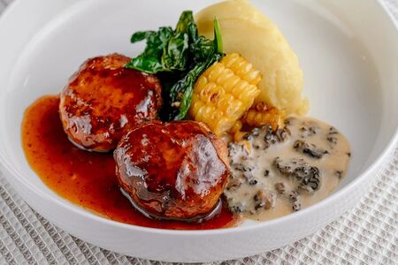 Котлеты из индейки с пюре и соусом из сморчков