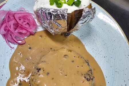 Бифштекс рубленый с перечным соусом