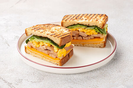 Сэндвич на бриоши с двумя сырами и цыпленком