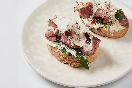 Брускетта с овечьим крем-чизом и ростбифом