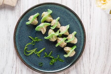 Цзяоцзы с курицей и пармезаном