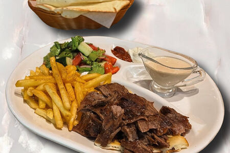 Шаурма из телятины на тарелке