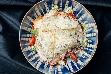 Цезарь, соус из анчоусов, цыпленок