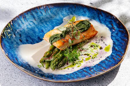 Лосось на гриле со спаржей 