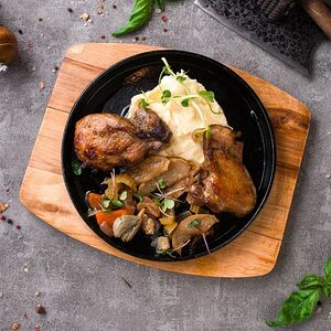Томлёные куриные бедрышки в белом вине