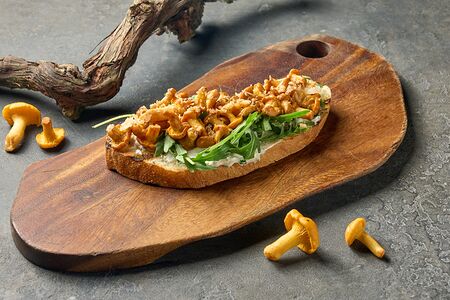 Брускетта с лисичками