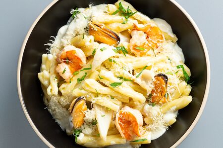 Паста с креветками и соусом блю чиз