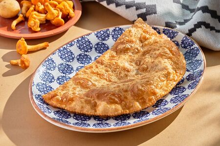 Чебурек с лисичками и сыром сулугуни