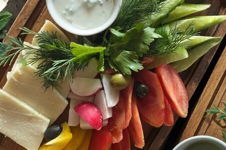 Ассорти овощей с сыром и соусом дзадзыки