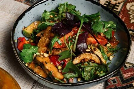 Гриль-салат с курицей и соусом Дошаб