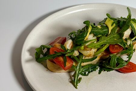 Брускетта с авокадо и креветками