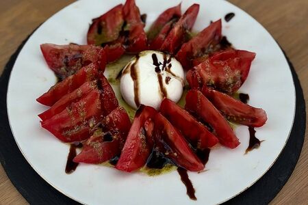 Буррата от Джузеппе с томатами