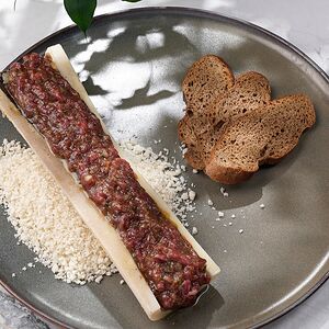 Тартар из мраморной говядины Вагю на мозговой косточке