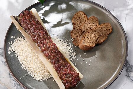 Тартар из мраморной говядины Вагю на мозговой косточке