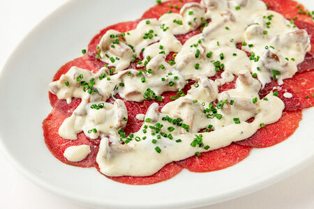 Карпаччо из говядины с лисичками