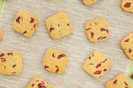 Печенье с пряностями и клюквой