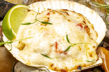 Гребешок, запеченный с крабовым мясом и соусом бешамель