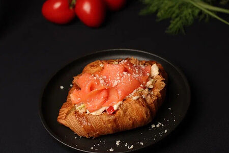 Круассан с начинкой Цезарь с лососем