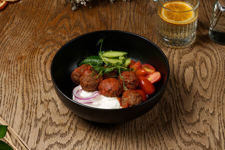 Тефтели с рисом и битыми огурчиками