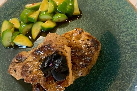 Свиной стейк с битыми огурцами