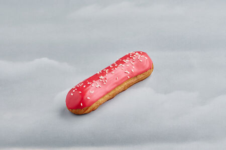 Пирожное Эклер Клубничный