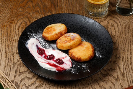 Сырники с ягодным конфи