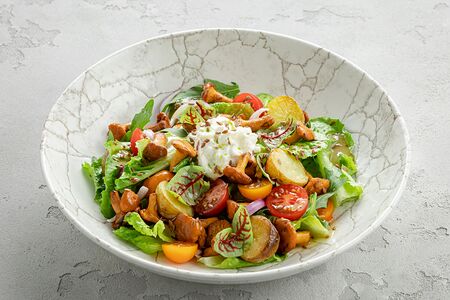 Теплый салат с жареными лисичками, старачателлой и медово-горчичной заправкой