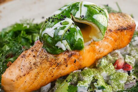 Семга на подушке из салата и яйцом пашот