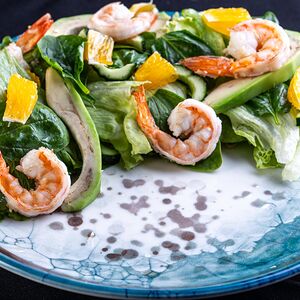 Салат с тигровой креветкой, шпинатом и авокадо