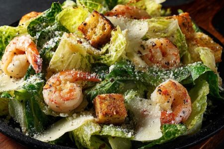 Салат Цезарь с креветками 