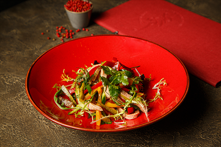 Салат с ростбифом и соленым огурчиком