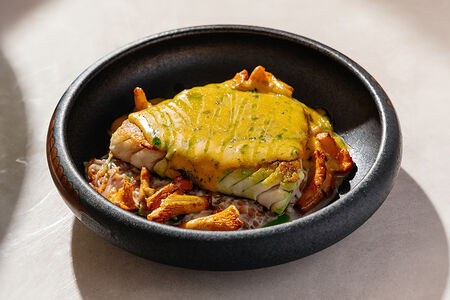 Судак с полбой и соусом беарнез