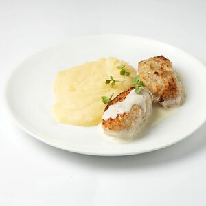 Котлеты куриные с картофельным пюре и сырным соусом