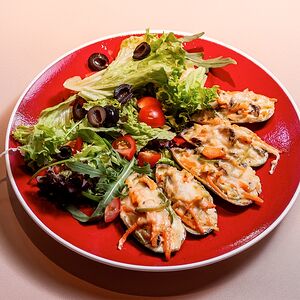 Мидии, запеченные с овощами