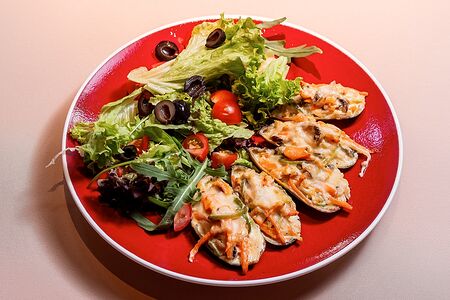 Мидии, запеченные с овощами