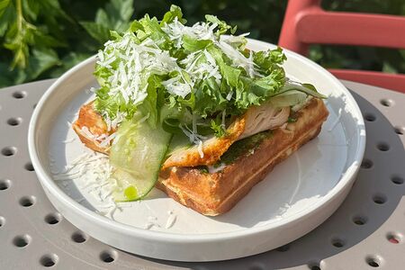 Бельгийская вафля Цыпленок,сливочный крем, свежий огурец