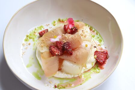 Кубанская дыня с вяленой куриной грудкой и кремом из брынзы