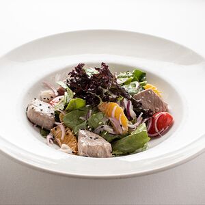Теплый салат с тунцом и апельсином
