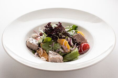Теплый салат с тунцом и апельсином