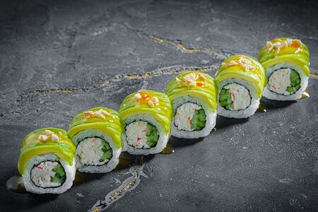 Ролл с крабом и авокадо