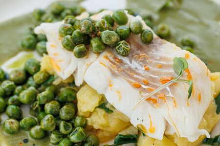 Донской судак с зеленым горошком