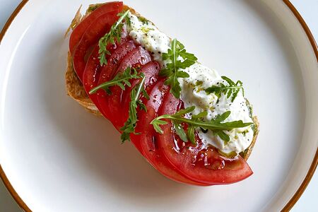 Брускетта с томатами и страчателлой