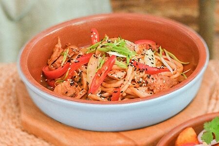 Жареный лагман с цыпленком в устричном соусе